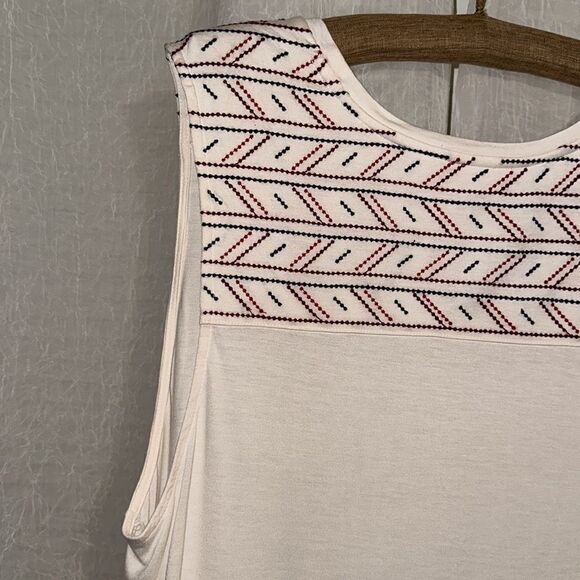 ON L Ivory Red Burgundy Navy Embroidered Sleeveless Scoop High Low Tank Top - Picture 9 of 11